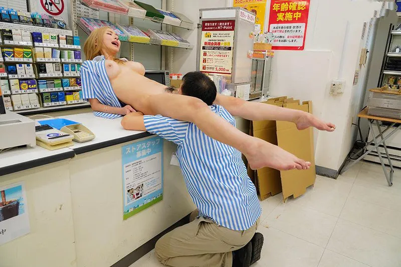 Anh tiền bối tống tình con cưng ngổ ngáo của chủ cửa hàng tiện lợi