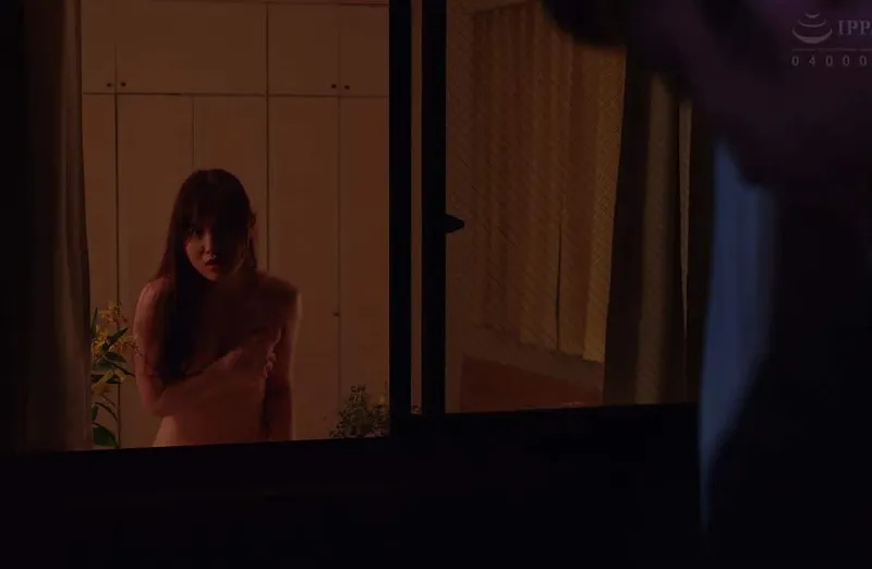 Cô hàng xóm ông chồng ông chồng nhà cạnh bên thường xuyên thay đồ ở ngay cửa sổ