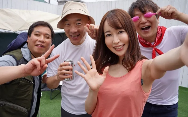 Chồng yêu để bà xã cắm trại 3 ngày 2 đêm với hiệp hội khu phố mà không biết…