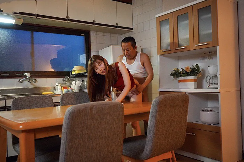 Con gái bị Ông chồng mới của má quan hệ mỗi ngày, cho dù đã có người yêu