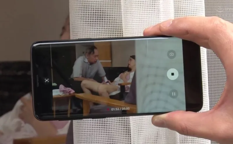 Người yêu của con trai gian díu với bố Ông xã bị gã cấp trên khu phố phát hiện